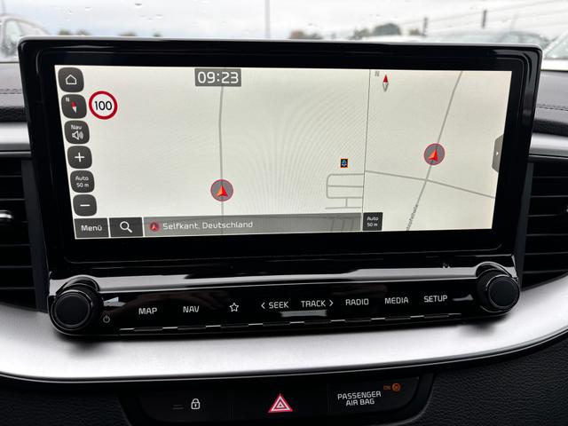 Kia Ceed Sportswagon Spin 1.5 T-GDI 140PS 7DCT AUTOMATIK, Weiß, 16" Alu, Klimaanlage, Winter-Paket, Navi 10,25", Parksensoren hinten, Rückfahrkamera, Tempomat, Dachreling, Lederlenkrad 
