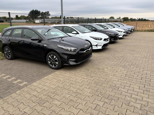 Kia Ceed Sportswagon Spin 1.5 T-GDI 140PS 7DCT AUTOMATIK, Weiß, 16" Alu, Klimaanlage, Winter-Paket, Navi 10,25", Parksensoren hinten, Rückfahrkamera, Tempomat, Dachreling, Lederlenkrad 