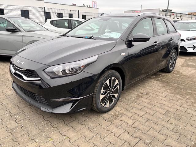 Kia Ceed Sportswagon - Spin 1.5 T-GDI 140PS 6-Gang, Schwarz-Metallic, 16" Alufelgen, Klimaanlage, Winter-Paket, Navigationssystem 10,25", Parksensoren hinten, Rückfahrkamera, Tempomat, Dachreling, Beheiztes Lederlenkrad, ZV mit Fernbedienung, Reserve-Notrad