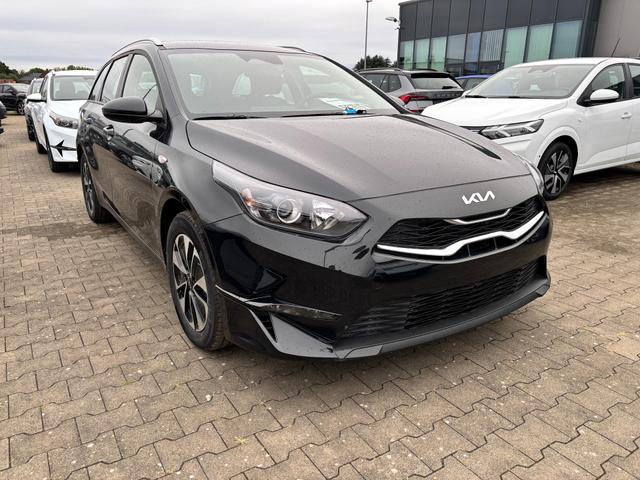 Kia Ceed Sportswagon Spin 1.5 T-GDI 140PS 6-Gang, Schwarz-Metallic, 16" Alufelgen, Klimaanlage, Winter-Paket, Navigationssystem 10,25", Parksensoren hinten, Rückfahrkamera, Tempomat, Dachreling, Beheiztes Lederlenkrad, ZV mit Fernbedienung, Reserve-Notrad 