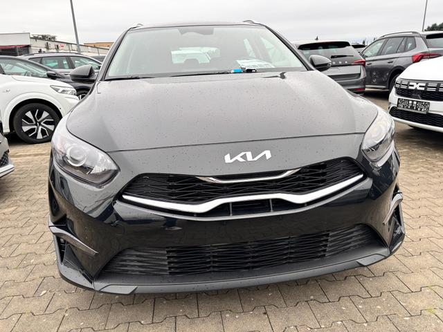 Kia Ceed Sportswagon Spin 1.5 T-GDI 140PS 6-Gang, Schwarz-Metallic, 16" Alufelgen, Klimaanlage, Winter-Paket, Navigationssystem 10,25", Parksensoren hinten, Rückfahrkamera, Tempomat, Dachreling, Beheiztes Lederlenkrad, ZV mit Fernbedienung, Reserve-Notrad 