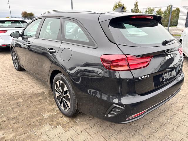 Kia Ceed Sportswagon Spin 1.5 T-GDI 140PS 6-Gang, Schwarz-Metallic, 16" Alufelgen, Klimaanlage, Winter-Paket, Navigationssystem 10,25", Parksensoren hinten, Rückfahrkamera, Tempomat, Dachreling, Beheiztes Lederlenkrad, ZV mit Fernbedienung, Reserve-Notrad 