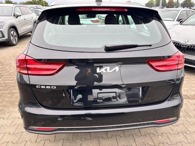 Kia Ceed Sportswagon Spin 1.5 T-GDI 140PS 6-Gang, Schwarz-Metallic, 16" Alufelgen, Klimaanlage, Winter-Paket, Navigationssystem 10,25", Parksensoren hinten, Rückfahrkamera, Tempomat, Dachreling, Beheiztes Lederlenkrad, ZV mit Fernbedienung, Reserve-Notrad 