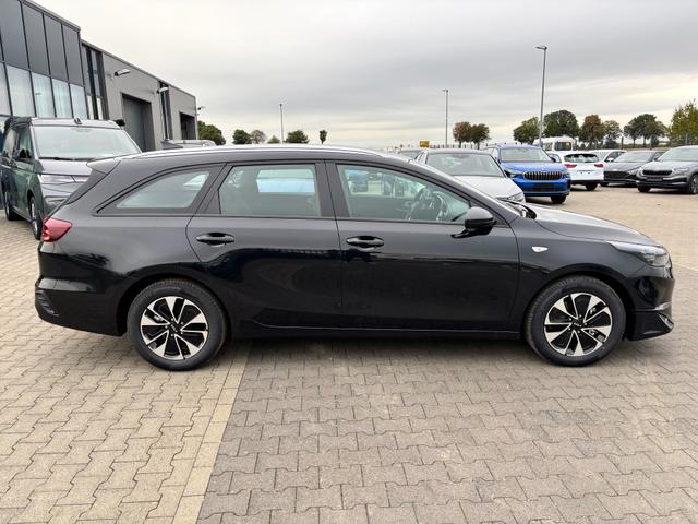 Kia Ceed Sportswagon - Spin 1.5 T-GDI 140PS 7DCT (AUTOMATIKGETRIEBE), Schwarz-Metallic, 16" Alufelgen, Klimaanlage, Winter-Paket, Navigationssystem 10,25", Parksensoren hinten, Rückfahrkamera, Tempomat, Dachreling, Beheiztes Lederlenkrad, ZV mit Fernbedienung, Reserve-Notrad