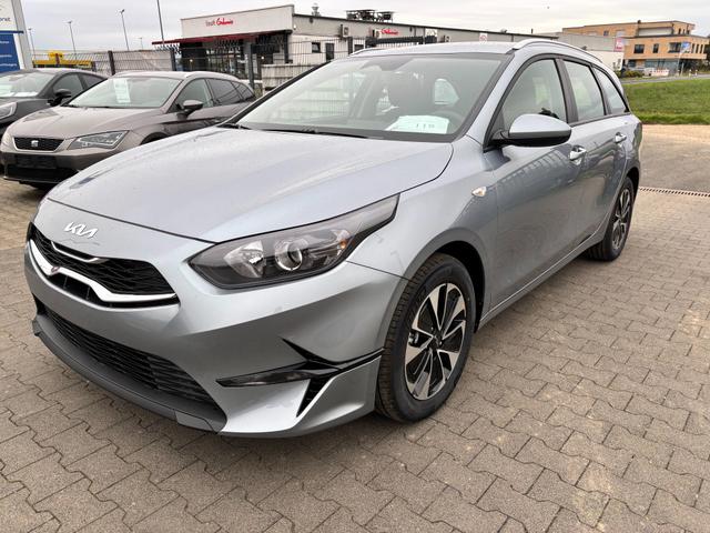 Kia Ceed Sportswagon - Spin 1.5 T-GDI 140PS 6-Gang, Lunar-Silver-Metallic, 16" Alufelgen, Klimaanlage, Winter-Paket, Navigationssystem 10,25", Parksensoren hinten, Rückfahrkamera, Tempomat, Dachreling, Beheiztes Lederlenkrad, ZV mit Fernbedienung, Reserve-Notrad