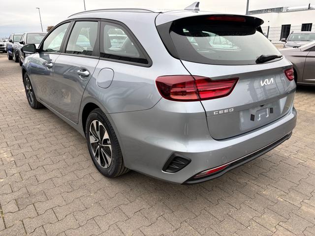 Kia Ceed Sportswagon Spin 1.5 T-GDI 140PS 6-Gang, Lunar-Silver-Metallic, 16" Alufelgen, Klimaanlage, Winter-Paket, Navigationssystem 10,25", Parksensoren hinten, Rückfahrkamera, Tempomat, Dachreling, Beheiztes Lederlenkrad, ZV mit Fernbedienung, Reserve-Notrad 