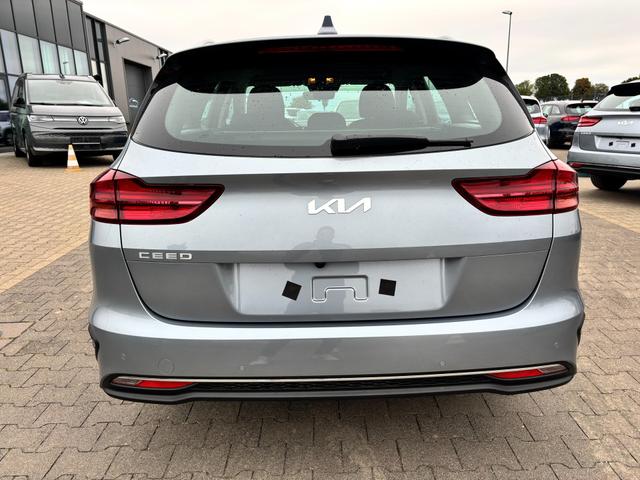 Kia Ceed Sportswagon Spin 1.5 T-GDI 140PS 6-Gang, Lunar-Silver-Metallic, 16" Alufelgen, Klimaanlage, Winter-Paket, Navigationssystem 10,25", Parksensoren hinten, Rückfahrkamera, Tempomat, Dachreling, Beheiztes Lederlenkrad, ZV mit Fernbedienung, Reserve-Notrad 