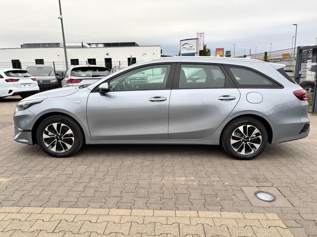 Kia Ceed Sportswagon - Spin 1.5 T-GDI 140PS 7DCT (AUTOMATIKGETRIEBE), Lunar-Silver-Metallic, 16" Alufelgen, Klimaanlage, Winter-Paket, Navigationssystem 10,25", Parksensoren hinten, Rückfahrkamera, Tempomat, Dachreling, Beheiztes Lederlenkrad, ZV mit Fernbedienung, Reserve-Notrad