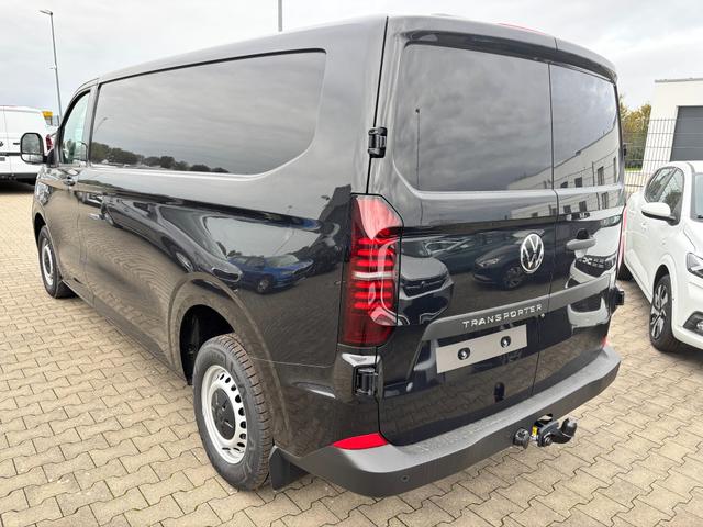 Volkswagen T7 Kastenwagen Basis 2.0 TDI 170PS AUTOMATIK LANG, Schwarz, HECKFLÜGELTÜREN, 2-Zonen-Klimautomatik, M-Lederlenkrad, Anhängerkupplung, Parksensoren vorn/hinten, Rückfahrkamera, Frontscheibe beheizbar, Ganzjahresreifen, Sitzpaket 46 (inkl. Sitzheizung), Reserverad, 70l Tank 