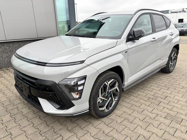 Hyundai KONA - Comfort 1.0 T-GDI 115PS, NAVIGATION 12,3", Parksensoren vorrn/hinten, Rückfahrkamera, Tempomat, Alarm, LED-Scheinwerfer, Klimaanlage, Smart Key, Armlehne vorn, 4x elektr. Fensterheber, Spurhalteassistent, Müdigkeitserkennung