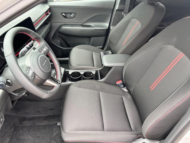 Hyundai KONA N Line 1.6 T-GDI 170PS 7DCT (AUTOMATIK) 4x2, TECHNOLOGIE-PAKET, 5J. Garantie, 18" Alu, NAVI 12,3", Winterpaket, 2-Zonen-Climatronic, Parksensoren vorn/hinten, Rückfahrkamera, BI-LED-Scheinwerfer, Smart Key, Alarm, ACC Tempomat, Lederlenkrad 