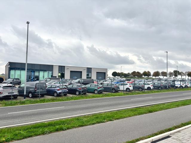 Volkswagen T7 Kastenwagen Basis 2.0 TDI 150PS AUTOMATIK, SCHWARZ-MET, HECKFLÜGELTÜREN, 2-Zonen-Klimautomatik, M-Lederlenkrad, Anhängerkupplung, Parksensoren vorn/hinten, Rückfahrkamera, Frontscheibe beheizbar, Ganzjahresreifen, Sitzpaket 46 (inkl. Sitzheizung), Reserverad, 70 Liter 