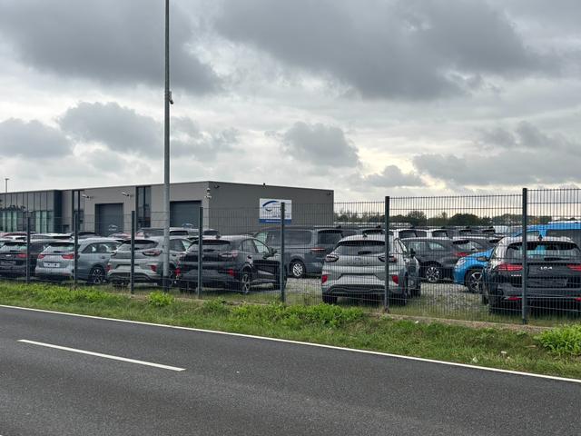 Volkswagen T7 Kastenwagen Basis 2.0 TDI 150PS AUTOMATIK, SCHWARZ-MET, HECKFLÜGELTÜREN, 2-Zonen-Klimautomatik, M-Lederlenkrad, Anhängerkupplung, Parksensoren vorn/hinten, Rückfahrkamera, Frontscheibe beheizbar, Ganzjahresreifen, Sitzpaket 46 (inkl. Sitzheizung), Reserverad, 70 Liter 