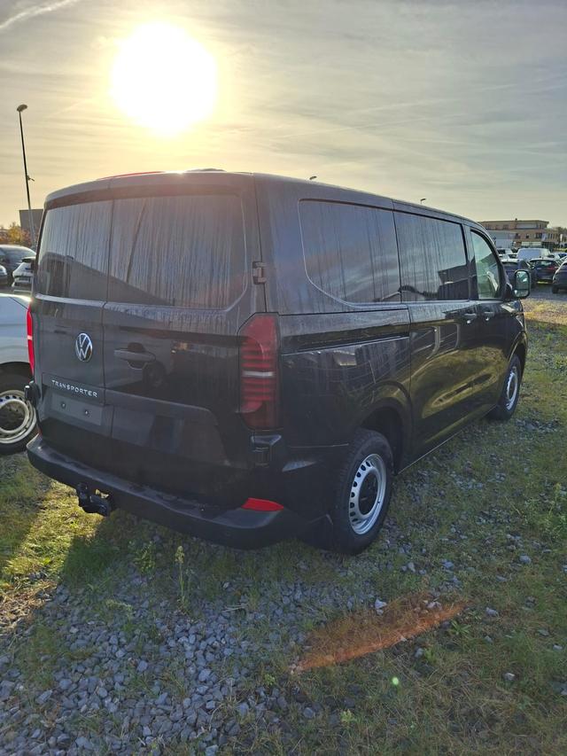 Volkswagen T7 Kastenwagen Basis 2.0 TDI 150PS AUTOMATIK, SCHWARZ-MET, HECKFLÜGELTÜREN, 2-Zonen-Klimautomatik, M-Lederlenkrad, Anhängerkupplung, Parksensoren vorn/hinten, Rückfahrkamera, Frontscheibe beheizbar, Ganzjahresreifen, Sitzpaket 46 (inkl. Sitzheizung), Reserverad, 70 Liter 