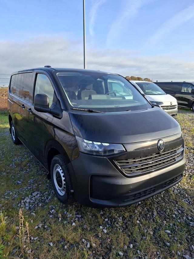 Volkswagen T7 Kastenwagen Basis 2.0 TDI 150PS AUTOMATIK, SCHWARZ-MET, HECKFLÜGELTÜREN, 2-Zonen-Klimautomatik, M-Lederlenkrad, Anhängerkupplung, Parksensoren vorn/hinten, Rückfahrkamera, Frontscheibe beheizbar, Ganzjahresreifen, Sitzpaket 46 (inkl. Sitzheizung), Reserverad, 70 Liter 