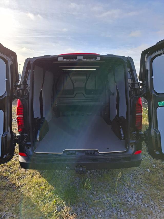 Volkswagen T7 Kastenwagen Basis 2.0 TDI 150PS AUTOMATIK, SCHWARZ-MET, HECKFLÜGELTÜREN, 2-Zonen-Klimautomatik, M-Lederlenkrad, Anhängerkupplung, Parksensoren vorn/hinten, Rückfahrkamera, Frontscheibe beheizbar, Ganzjahresreifen, Sitzpaket 46 (inkl. Sitzheizung), Reserverad, 70 Liter 