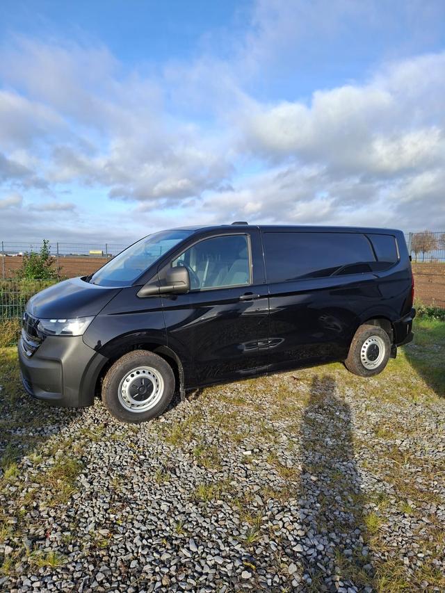 Volkswagen T7 Kastenwagen - Basis 2.0 TDI 150PS AUTOMATIK, SCHWARZ-MET, HECKFLÜGELTÜREN, 2-Zonen-Klimautomatik, M-Lederlenkrad, Anhängerkupplung, Parksensoren vorn/hinten, Rückfahrkamera, Frontscheibe beheizbar, Ganzjahresreifen, Sitzpaket 46 (inkl. Sitzheizung), Reserverad, 70 Liter