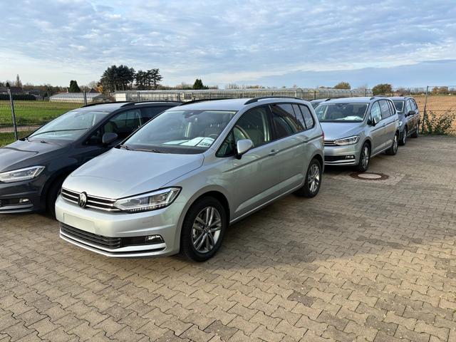 Volkswagen Touran Limited 1.5 TSI 150 PS, 17" Alu, GRAU-Metallic, Winter-Paket, Elektr. Heckklappe, Keyless, Alarm, LED-Scheinwerfer IQ-Light, Travel Assist, Parksensoren vo/hi, Rückfahrkamera, ACC, M-Lederlenkrad, Digital Cockpit, 3-Zonen-Climatronic, Radio Ready2Discover 8" 