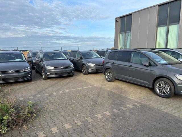 Volkswagen Touran Limited 1.5 TSI 150 PS, 17" Alu, GRAU-Metallic, Winter-Paket, Elektr. Heckklappe, Keyless, Alarm, LED-Scheinwerfer IQ-Light, Travel Assist, Parksensoren vo/hi, Rückfahrkamera, ACC, M-Lederlenkrad, Digital Cockpit, 3-Zonen-Climatronic, Radio Ready2Discover 8" 