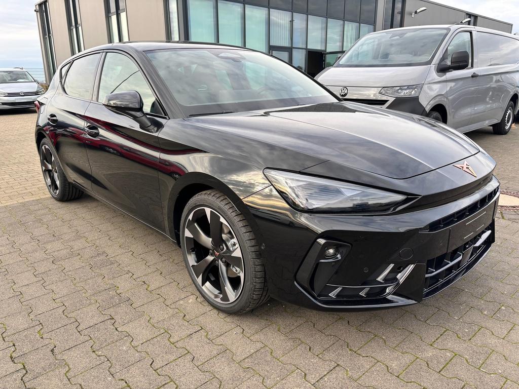 Cupra Leon     Basis 1.5 TSI 150PS 6-Gang, 5 Jahre Garantie, 18" Alufelgen, Voll-LED-Scheinwerfer, 3Z-Climatronic, ACC/Tempomat, Digitales Cockpit, Full Link, Parksensoren v/h, Privacy-Glas, Multifunktions-Lederlenkrad, LED-Nebelscheinwerfer