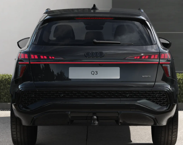 Audi Q3 Basis 2.0 TFSI quattro (Allrad) 204PS S-Tronic (Automatik), 17" Alufelgen, Elektr. Heckklappe, MMI Navigation plus, Sitzheizung, 3-Zonen-Klimaautomatik, Parksensoren vorn/hinten, M-Lederlenkrad, Tempomat, Dachreling, Virtual Cockpit 