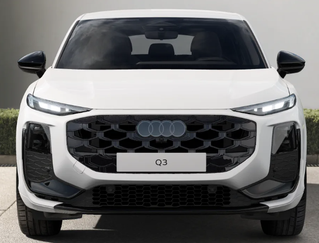 Audi Q3 Sportback Basis 2.0 TFSI quattro (Allrad) 204PS S-Tronic (Automatik), 17" Alufelgen, Elektr. Heckklappe, MMI Navigation plus, Sitzheizung, 3-Zonen-Klimaautomatik, Parksensoren vorn/hinten, M-Lederlenkrad, Tempomat, Virtual Cockpit 