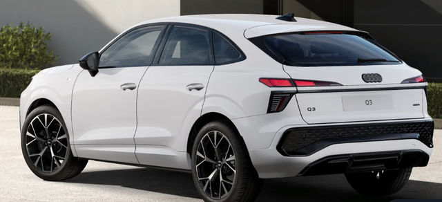 Audi Q3 Sportback Basis 2.0 TFSI quattro (Allrad) 204PS S-Tronic (Automatik), 17" Alufelgen, Elektr. Heckklappe, MMI Navigation plus, Sitzheizung, 3-Zonen-Klimaautomatik, Parksensoren vorn/hinten, M-Lederlenkrad, Tempomat, Virtual Cockpit 