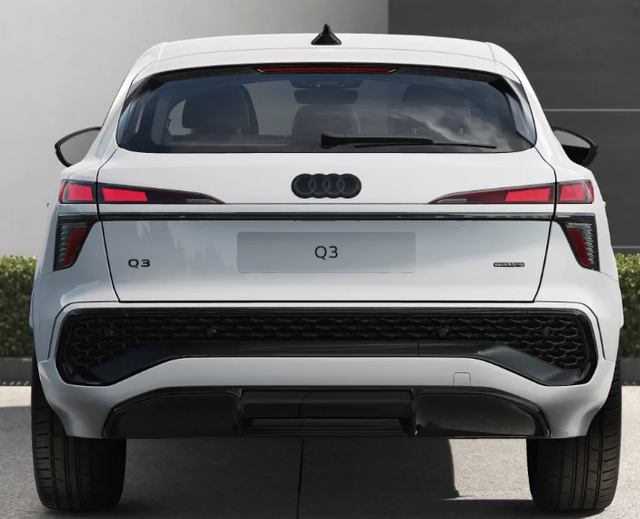 Audi Q3 Sportback Basis 2.0 TFSI quattro (Allrad) 204PS S-Tronic (Automatik), 17" Alufelgen, Elektr. Heckklappe, MMI Navigation plus, Sitzheizung, 3-Zonen-Klimaautomatik, Parksensoren vorn/hinten, M-Lederlenkrad, Tempomat, Virtual Cockpit 