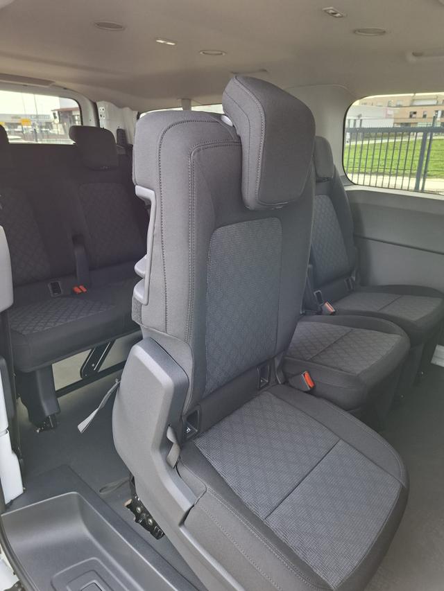 Volkswagen T7 Kombi Basis 2.0 TDI 150PS, 1-Zonen-Klimaautomatik, Parksensoren hinten, Privacy-Glas, 70l-Tank, Radio 13" + Wireless App-Connect, Tempomat, Digitales Cockpit, Keyless Start, Schiebetüre rechts 