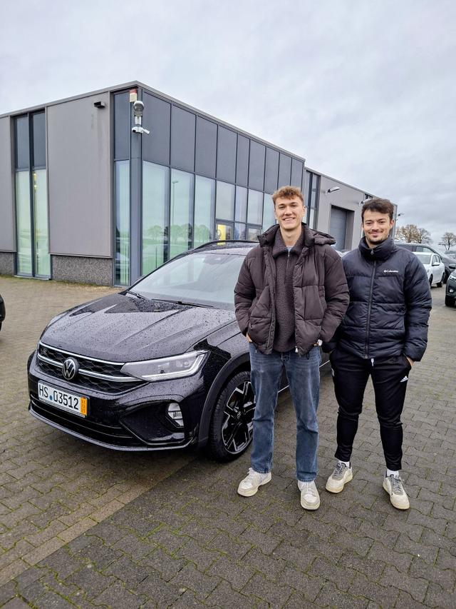 Fahrzeugübergabe eines VW Taigo 