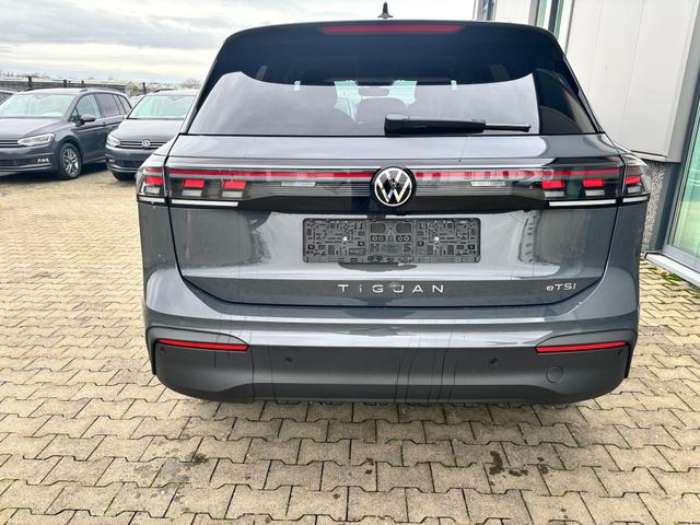 Volkswagen Tiguan LIFE 1.5 eTSI 150PS DSG, Grau-Metallic, 18" Alu NAPOLI, LED-PLUS-SCHEINWERFER, ELEKTR. HECKKLAPPE, KEYLESS ACCESS, PRIVACY-GLAS, DACHRELING, WINTER-PAKET, ACC, Park Assist, Parksensoren, Kamera, 3-Zonen-Climatronic, Radio/Wireless App-Connect, Digitales Cockpi 