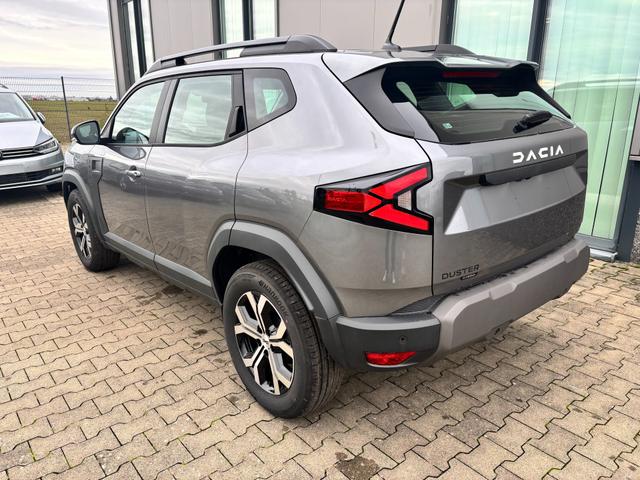 Dacia Duster Expression 1.6 HYBRID 140 AUTOMATIK (Benzin/Elektro), 17" Alufelgen "TERGAN", Klimaanlage, Rückfahrkamera, Parksensoren hinten, LED-Scheinwerfer, Radio Media 10" + Smartphone-Spiegelung, Armlehne, Dachreling, Tempomat, Verkehrszeichenerkennung, Spurassistent 