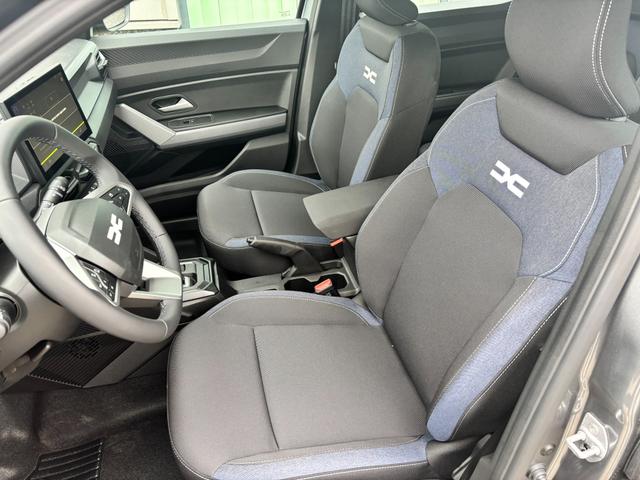 Dacia Duster Expression 1.6 HYBRID 140 AUTOMATIK (Benzin/Elektro), 17" Alufelgen "TERGAN", Klimaanlage, Rückfahrkamera, Parksensoren hinten, LED-Scheinwerfer, Radio Media 10" + Smartphone-Spiegelung, Armlehne, Dachreling, Tempomat, Verkehrszeichenerkennung, Spurassistent 