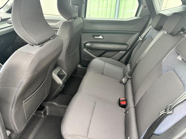 Dacia Duster Expression 1.6 HYBRID 140 AUTOMATIK (Benzin/Elektro), 17" Alufelgen "TERGAN", Klimaanlage, Rückfahrkamera, Parksensoren hinten, LED-Scheinwerfer, Radio Media 10" + Smartphone-Spiegelung, Armlehne, Dachreling, Tempomat, Verkehrszeichenerkennung, Spurassistent 