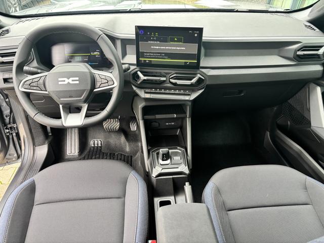 Dacia Duster Expression 1.6 HYBRID 140 AUTOMATIK (Benzin/Elektro), 17" Alufelgen "TERGAN", Klimaanlage, Rückfahrkamera, Parksensoren hinten, LED-Scheinwerfer, Radio Media 10" + Smartphone-Spiegelung, Armlehne, Dachreling, Tempomat, Verkehrszeichenerkennung, Spurassistent 