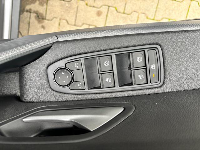 Dacia Duster Expression 1.6 HYBRID 140 AUTOMATIK (Benzin/Elektro), 17" Alufelgen "TERGAN", Klimaanlage, Rückfahrkamera, Parksensoren hinten, LED-Scheinwerfer, Radio Media 10" + Smartphone-Spiegelung, Armlehne, Dachreling, Tempomat, Verkehrszeichenerkennung, Spurassistent 