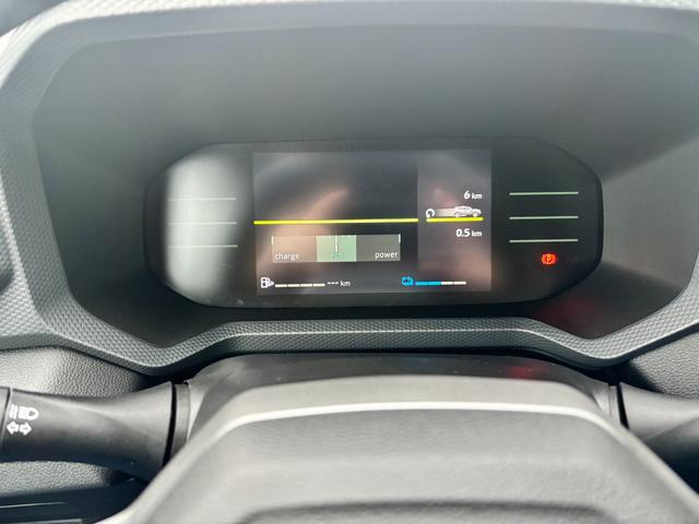Dacia Duster Expression 1.6 HYBRID 140 AUTOMATIK (Benzin/Elektro), 17" Alufelgen "TERGAN", Klimaanlage, Rückfahrkamera, Parksensoren hinten, LED-Scheinwerfer, Radio Media 10" + Smartphone-Spiegelung, Armlehne, Dachreling, Tempomat, Verkehrszeichenerkennung, Spurassistent 