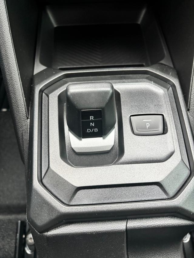 Dacia Duster Expression 1.6 HYBRID 140 AUTOMATIK (Benzin/Elektro), 17" Alufelgen "TERGAN", Klimaanlage, Rückfahrkamera, Parksensoren hinten, LED-Scheinwerfer, Radio Media 10" + Smartphone-Spiegelung, Armlehne, Dachreling, Tempomat, Verkehrszeichenerkennung, Spurassistent 