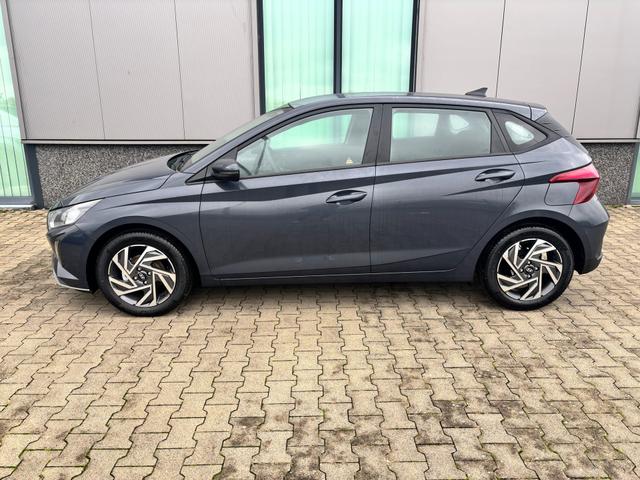 Hyundai i20 Comfort 1.2i 79PS, AURORA-GRAU METALLIC, 16" ALUFELGEN, 5 Jahre Garantie, NAVIGATION 10,25", Klima, Parksensoren hinten, Rückfahrkamera, Alarm, Lederlenkrad, Tempomat, Armlehne vorne, Reserverad, 4x elektr. Fensterheber, Fernlicht-Assistent 