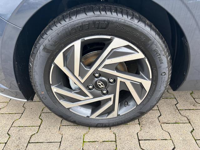 Hyundai i20 Comfort 1.2i 79PS, AURORA-GRAU METALLIC, 16" ALUFELGEN, 5 Jahre Garantie, NAVIGATION 10,25", Klima, Parksensoren hinten, Rückfahrkamera, Alarm, Lederlenkrad, Tempomat, Armlehne vorne, Reserverad, 4x elektr. Fensterheber, Fernlicht-Assistent 