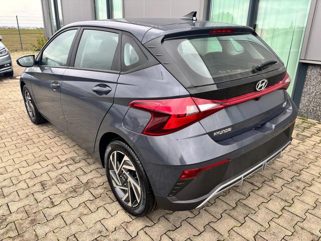 Hyundai i20 Comfort 1.2i 79PS, AURORA-GRAU METALLIC, 16" ALUFELGEN, 5 Jahre Garantie, NAVIGATION 10,25", Klima, Parksensoren hinten, Rückfahrkamera, Alarm, Lederlenkrad, Tempomat, Armlehne vorne, Reserverad, 4x elektr. Fensterheber, Fernlicht-Assistent 