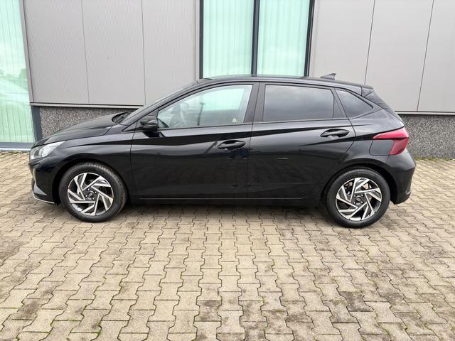 Hyundai i20 Family 1.2i 79PS, SCHWARZ-METALLIC, 16" ALUFELGEN, 5 Jahre Garantie, WINTER-PAKET, KLIMAAUTOMATIK, Abgedunkelte Scheiben, NAVIGATION 10,25", Parksensoren hinten, Rückfahrkamera, Alarm, Lederlenkrad, Tempomat, Armlehne vorne, Reserverad 