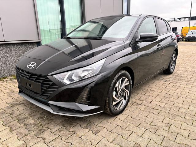 Hyundai i20 - Family 1.2i 79PS, SCHWARZ-METALLIC, 16" ALUFELGEN, 5 Jahre Garantie, WINTER-PAKET, KLIMAAUTOMATIK, Abgedunkelte Scheiben, NAVIGATION 10,25", Parksensoren hinten, Rückfahrkamera, Alarm, Lederlenkrad, Tempomat, Armlehne vorne, Reserverad