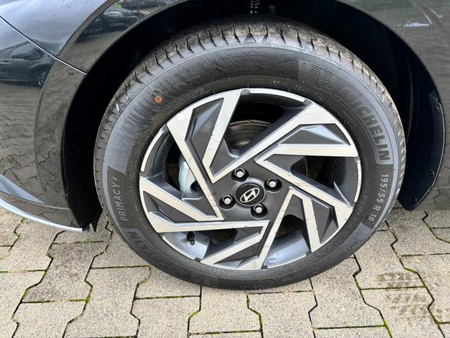 Hyundai i20 Family 1.2i 79PS, SCHWARZ-METALLIC, 16" ALUFELGEN, 5 Jahre Garantie, WINTER-PAKET, KLIMAAUTOMATIK, Abgedunkelte Scheiben, NAVIGATION 10,25", Parksensoren hinten, Rückfahrkamera, Alarm, Lederlenkrad, Tempomat, Armlehne vorne, Reserverad 