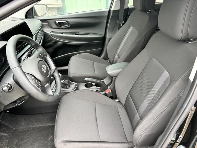 Hyundai i20 Family 1.2i 79PS, SCHWARZ-METALLIC, 16" ALUFELGEN, 5 Jahre Garantie, WINTER-PAKET, KLIMAAUTOMATIK, Abgedunkelte Scheiben, NAVIGATION 10,25", Parksensoren hinten, Rückfahrkamera, Alarm, Lederlenkrad, Tempomat, Armlehne vorne, Reserverad 