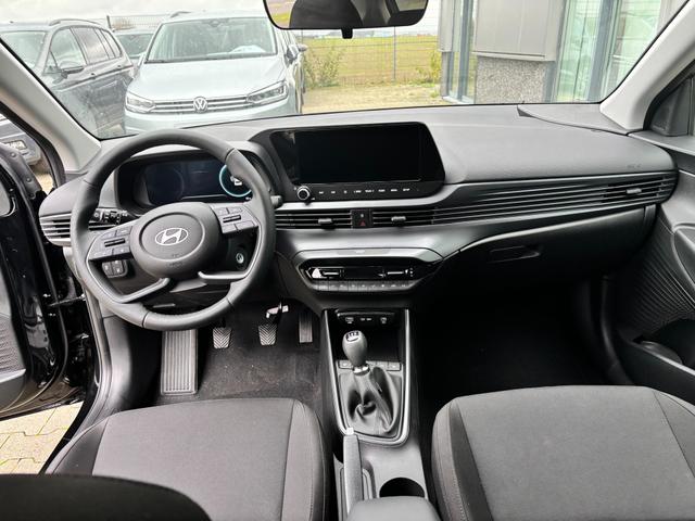 Hyundai i20 Family 1.2i 79PS, SCHWARZ-METALLIC, 16" ALUFELGEN, 5 Jahre Garantie, WINTER-PAKET, KLIMAAUTOMATIK, Abgedunkelte Scheiben, NAVIGATION 10,25", Parksensoren hinten, Rückfahrkamera, Alarm, Lederlenkrad, Tempomat, Armlehne vorne, Reserverad 