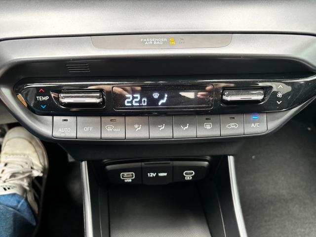 Hyundai i20 Family 1.2i 79PS, SCHWARZ-METALLIC, 16" ALUFELGEN, 5 Jahre Garantie, WINTER-PAKET, KLIMAAUTOMATIK, Abgedunkelte Scheiben, NAVIGATION 10,25", Parksensoren hinten, Rückfahrkamera, Alarm, Lederlenkrad, Tempomat, Armlehne vorne, Reserverad 