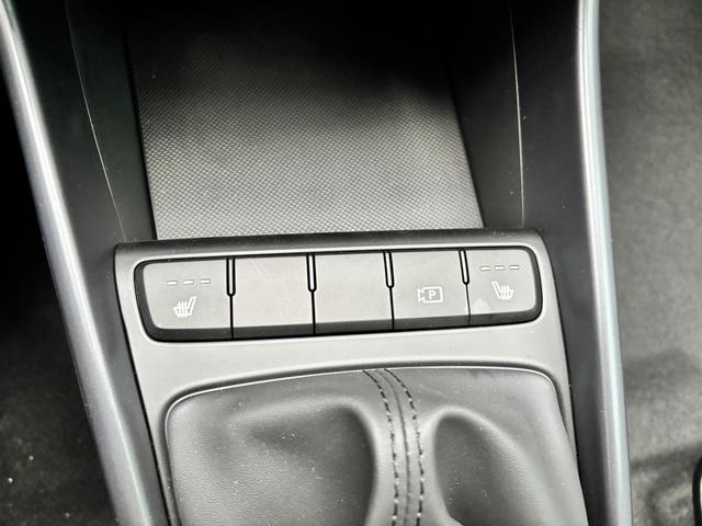 Hyundai i20 Family 1.2i 79PS, SCHWARZ-METALLIC, 16" ALUFELGEN, 5 Jahre Garantie, WINTER-PAKET, KLIMAAUTOMATIK, Abgedunkelte Scheiben, NAVIGATION 10,25", Parksensoren hinten, Rückfahrkamera, Alarm, Lederlenkrad, Tempomat, Armlehne vorne, Reserverad 