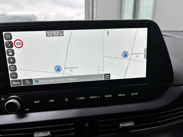 Hyundai i20 Family 1.2i 79PS, SCHWARZ-METALLIC, 16" ALUFELGEN, 5 Jahre Garantie, WINTER-PAKET, KLIMAAUTOMATIK, Abgedunkelte Scheiben, NAVIGATION 10,25", Parksensoren hinten, Rückfahrkamera, Alarm, Lederlenkrad, Tempomat, Armlehne vorne, Reserverad 