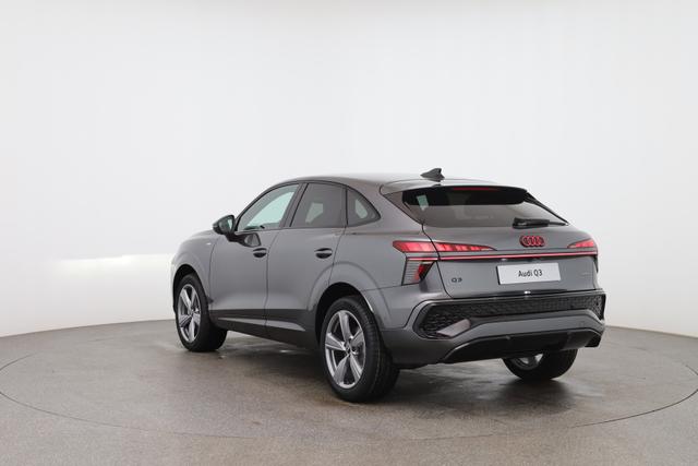 Audi Q3 Sportback Basis 2.0 TFSI quattro (Allrad) 204PS S-Tronic (Automatik), 17" Alufelgen, Elektr. Heckklappe, MMI Navigation plus, Sitzheizung, 3-Zonen-Klimaautomatik, Parksensoren vorn/hinten, M-Lederlenkrad, Tempomat, Virtual Cockpit 